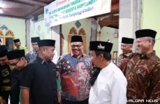 Ketua DPRD Sumbar, Muhidi dialog santai dengan pengurus masjid An Nur di Jorong Koto Ranah, Nagari Tanjung Gadang, Kabupaten Sijunjung, pada agenda safari Ramadhan Pemprov Sumbar, Sabtu malam. (humas)