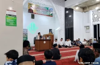 Pada kesempatan itu, Ketua DPRD Sumbar, Muhidi juga menyerahkan bantuan kepada Masjid As-Sakinah sebesar Rp50 juta. Selain itu juga diserahkan beberapa kitab al Quran pada pengurus masjid. (*)
