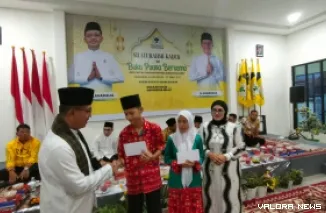 Ketua Partai Golkar Sumbar,  Khairunnas menyerahkan santunan ke anak panti pada kegiatan buka bersama, Ahad sore. (veri rikiyanto)