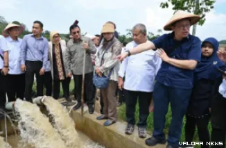 Wakil Ketua Komisi IV DPR RI, Alex Indra Lukman meninjau pelaksanaan Program Pompanisasi Sektor Pertanian yang ada di Kampung Haduyang Ratu, Padang Ratu, Kabupaten Lampung Tengah, tanggal 13 November 2024 lalu. (istimewa)