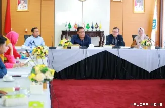Ketua Pansus Ranperda Perlindungan dan Pemenuhan Hak Penyandang Disabilitas DPRD Riau, Robin P Hutagalung dialog dengan Wakil Ketua II DPRD Kepri, Tengku Afrizal Dahlan, di Graha Kepri, Otorita Batam, Senin. (humas)