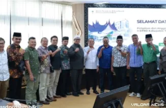 Ketua Komisi III DPRD Sumbar, Mockhlasin foto bersam dengan pimpinan dan anggota Pansus II LKPj Bupati Tanah Datar Tahun 2024, di ruang khusus 1, Rabu. (humas)