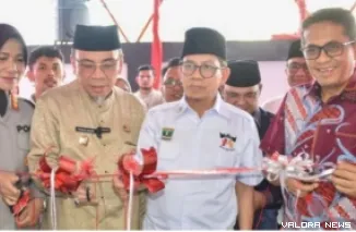 Wakil Ketua DPRD Sumbar, Evi Yandri Rajo Budiman (kanan) ikut meresmikan gedung baru Panti Sosial ODGJ Pelita Jiwa Insani, di Jalan Lolo Kasik Kelurahan Gunung Sarik, Kecamatan Kuranji, Kota Padang, Jumat.  (humas)