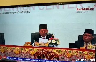 Ketua DPRD Pessel, Darmansyah, memberikan sambutan dalam gelaran Rapat Paripurna Istimewa Sertijab Bupati Pessel 2025 - 2030 di Painan, Senin (3/3/2025). FOTO: tusrisep