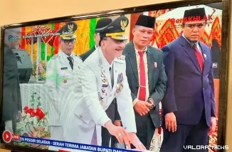 Bupati Hendrajoni didampingi Wakil Bupati Risnaldi, menandatangi berita acara Sertijab Bupati 2025 - 2030 di Rapat Paripurna Istimewa DPRD Pessel, di Painan, Senin (3/3/2025). FOTO: tusrisep