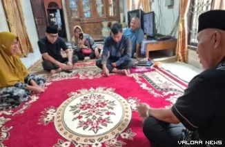 Gubernur Sumbar, Mahyeldi melayat ke rumah duka pemilik usaha sepatu, Yoeshani Shoes di Kecamatan Lubuk Alung, Kabupaten Padang Pariaman, Kamis. Sepatu merk ini dipakai Mahyeldi dan Vasko Ruseimy pada pelantikan, tanggal 20 Februari 2025. (humas)