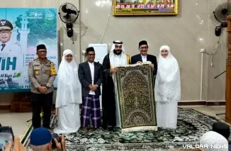 Syekh Abdurrahman Al Ausy, menghadiahkan sajadah sholatnya ke Bupati Hendrajoni, usai Acara Sholat Isya dan Tarwih Ramadan bersama masyarakat, di di Masjid Akbar Baiturahman, Painan, Kamis (27/3/2025) malam. FOTO: tusrisep