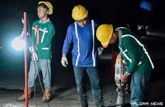 Pekerja tengah melakukan penambalan jalan yang berlubang di Jl Ahmad Dahlan, Pekanbaru, Rabu malam. (humas)