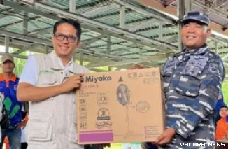 Wakil Ketua DPRD Sumatera Barat, Evi Yandri serahkan hadiah pada pemenang lomba di kegiatan HPSN Tahun 2025 yang digelar di Pantai Air Manis, Kota Padang, pada Ahad. (istimewa)