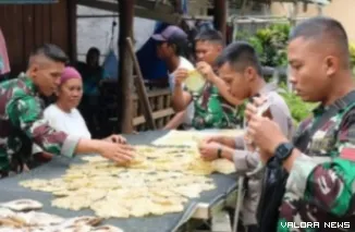 Personel Satgas TMMD ke-123 Mentawai, memberikan pendampingan pada warga Dusun Jati, Tua Pejat dalam mengolah jengkol jadi kerupuk, Selasa. (humas)