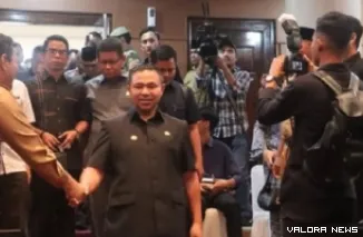 Gubernur Riau, Abdul Wahid saat memasuki ruang rapat paripurna DPRD Riau dengan agenda pidato perdana Gubernur Riau periode 2025-2030, Senin. (humas)