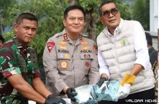 Wakil Ketua DPRD Riau, Perisman Ikhwan bersama Irjen Pol Muhammad Ikhwan (Kapolda Riau) serta Forkopimda, memusnahkan barang bukti narkoba jenis sabu di Mal Pelayanan Publik (MPP) Kota Pekanbaru. (humas)