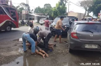 Sementara, kendaraan yang digunakan pelaku, dititip di Polres Pasaman Barat karena mengalami kerusakan berat akibat menabrak besi blokade jalan. (*)