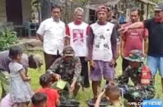 Personel Satgas TMMD ke-123 Mentawai, tengah menguji coba aliran air bersih di rumah warga Desa Nem-nem Leleu, Rabu. (daniwarti)