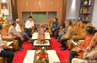 Gubernur Sumbar, Mahyeli bersama Dirut PT Garam, Abraham Mose dialog tentang rencana peningkatan produksi garam dari Sumbar, di Kantor Gubernur Sumbar, Rabu. (humas)