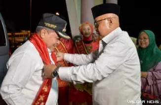 Bupati Agam, Benni Warlis disambut pimpinan OPD di BIM, usai mengikuti agenda retreat di Akmil Magelang, Jumat malam. (humas)