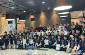 Ketua Umum Pengprov Inkado Sumbar, Evi Yandri didampingi jajaran pengurus, foto bersama dengan karateka Inkado yang bertarung di Kejurnas 2025 usai buka bersama sekaligus penyerahan bonus, Senin malam. (mangindo kayo)