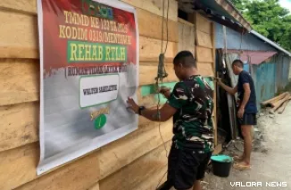 Personel Satgas TMMD ke-123 Mentawai, tengah melakukan pengecatan rumah Walter Sakeletuk, yang merupakan penerima manfaat kegiatan rehab RTLH, Ahad. (humas)