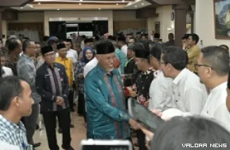 Gubernur Sumbar, Mahyeldi menyalami pimpinan OPD di Pemprov Sumbar yang menyambut kedatangannya di VIP BIM, Jumat malam. (humas)