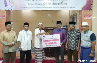 Wakil Ketua DPRD Sumbar, Evi Yandri serahkan secara simbolis bantuan hibah Pemprov Sumbar pada pengurus Masjid Syariatul Ihsan, Berok Nipah, Kecamatan Padang Barat, Sabtu malam. (humas)