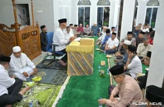 Gubernur Sumbar, Mahyeldi memberikan sambutan pada kegiatan Safari Ramadhan di Baiturrahman Banto Darano, Kelurahan Campago Guguk Bulek, Kecamatan Mandiangin Koto Selayan, Rabu malam.  (humas)
