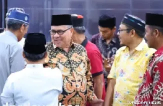 Ketua DPRD Sumbar, Muhidi dialog ringan dengan jemaah Masjid Al Manar Dadok Tunggul Hitam, Kecamatan Koto Tangah, usai kegiatan Safari Ramadhan Pemprov Sumbar, Ahad malam. (humas)