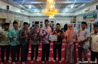 Ketua DPRD Padang, Muharlion menyerahkan bantuan hibah sebesar Rp15 juta pada pengurus Mesjid Nurul Washillah di Kelurahan Olo, Rabu malam. (humas)