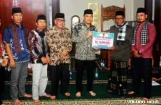 Wakil Bupati Agam, Muhammad Iqbal menyerahkan secara simbolis bantuan hibah sebesar Rp10 juta pada pengurus Masjid Al Karim Koto Kaciak, Nagari Koto Kaciak, Kecamatan Tanjung Raya, Sabtu. (humas)