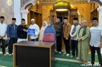 Komandan Kodim 0304 Agam, Letkol Arm Bayu Arditya Nugroho melalui Kapten Inf Rudi Candra serahkan bantuan hibah dari Pemko Bukittinggi untuk honor penceramah pada pengurus masjid, Kamis. (hamriadi)