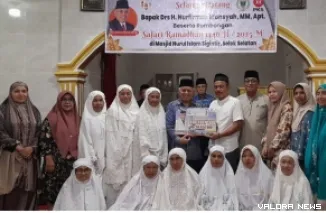 Anggota DPRD Sumbar, Nurfirmanwansyah foto bersama dengan pengurus dan jemaah Masjid Nurul Islam, Nagari Pasir Talang Timur Kecamatan Sungai Pagu, Rabu. (humas)