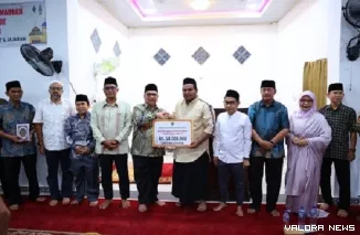 Ketua DPRD Sumbar, Muhidi menyerahkan bantuan hibah sebesar Rp50 juta dan 10 mushaf al Quran pada pengurus Masjid Al Ikhlas pada kegiatan Safari Ramadhan, Senin. (humas)