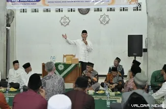 Gubernur Sumbar, Mahyeldi memberikan sambutan di Masjid Taqwa Muhammadiyah Padang Jiraik pada agenda kunjungan safari ramadhan Pemprov Sumbar, Kamis malam. (humas)