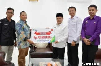 Bupati Agam, Benni Warlis serahkan santunan kematian dari BPJS Ketenagakerjaan Cabang Bukittinggi sebesar Rp42 juta untuk petugas adhoc Pilkada Kabupaten Agam 2024 ke anggota KPU Agam, Zainal Abadi, Rabu. (humas)