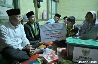 Gubernur Sumbar, Mahyeldi serahkan bantuan bedah rumah untuk keluarga Ali Agusman di Sawah Liek, Batagak, Sungai Pua, Senin dinihari. (humas)