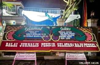 Karangan Bunga dari Balai Jurnalis Kabupaten Pesisir Selatan (BaJu Pessel), berupa ucapan Selamat atas Pelantikan Bupati dan Wakil Bupati Pessel, Hendrajoni & Risnaldi, untuk periode 2025 - 2030, di Painan, Senin (3/3/2025). FOTO: tusrisep