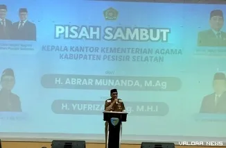 Bupati Pesisir Selatan  Hendrajoni, memberi sambutan di acara Sertijab Kepala Kantor Kemenag Pessel tahun 2025, di Painan, Selasa (11/3/2025). FOTO: tusrisep