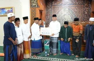 Gubernur Sumbar, Mahyeldi serahkan bantuan bagi pengurus Masjid Ummi Alahan Panjang, Ahad malam. (humas)