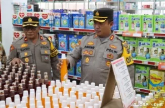 Kapolres Pasbar, AKBP Agung Tribawanto memeriksa sejumlah produk yang dipajang di sejumlah swalayan di Simpang Ampek, Rabu. (humas)