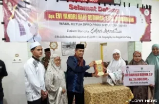 Wakil Ketua DPRD Sumbar, Evi Yandri menyerahkan mushaf al Quran dan hibah senilai Rp20 juta pada pengurus Mushalla Mardhatillah di RT 01 RW 11 Kelurahan Kampung Olo, Kecamatan Nanggalo, Rabu pagi. (mangindo kayo)
