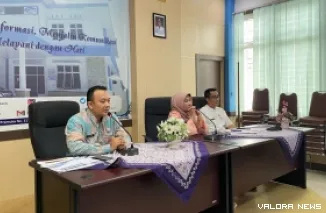 Kepala Dinas Kominfotik Sumbar, Siti Aisyah memberikan keterangan pers tentang rencana rekayasa lalu lintas, kepariwisataan, keamanan mudik hingga mitigasi sampah sepanjang mudik lebaran 2025 di Aula Diskominfotik Sumbar, Rabu. (humas)