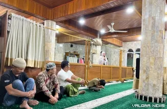 Staf Ahli Bidang Perekonomian dan Pembangunan Bukittinggi, Ade Mulyani sampaikan sambutan pada kegiatan Tim VI Safari Ramadhan di Masjid Al Ikhwan Panorama. (hamriadi)