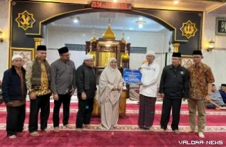 Staf Ahli Bindang Perekonomian dan Pembangunan Pemko Bukittinggi, Ade Mulyani serahkan bantuan hibah untuk Masjid Al Muttaqin, Kabun Pulasan, dalam kunjungan Tim VI Safari Ramadhan 1446/2025, Rabu malam. (hamriadi)