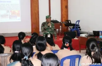 Anggota Satgas TMMD ke-123 Tahun 2025 Kodim 0319/Mentawai, Serda Manurung berikan materi tentang bela negara di SMA Penabaru Berkat, Sabtu (humas)