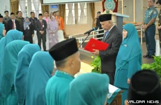 Gubernur Sumbar, Mahyeldi melantik Harneli Bahar sebagai ketua TP PKK Sumbar periode 2025-2030 di auditorium istana gubernuran, Kamis. (humas)