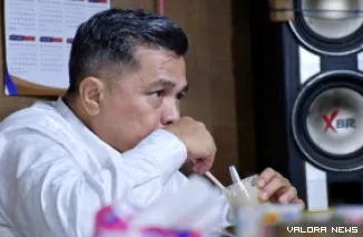 Bupati Agam, Benni Warlis menikmati segelas Teh Talua di warung pinggir jalan, usai Safari Ramadhan di Masjid Raya Kubang Putiah, Rabu malam. (humas)