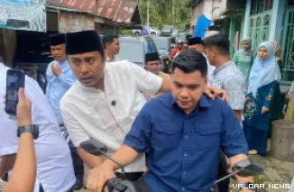 Wagub Sumbar, Vasko Ruseimy berboncengan dengan motor warga, saat menuju lokasi Safari Ramadhan Pemprov di Masjid Nurul Huda di Sungai Landai, Jorong II, Sungai Pandahan, Nagari Sundata Selatan. (humas)