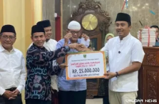 Wakil Gubernur Sumbar, Vasko Ruseimy menyerahkan bantuan hibah pada pengurus Masjid Raya Gadur di Padang Pariaman, Kamis malam. (humas)