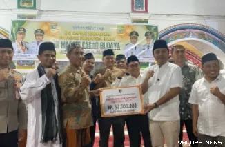 Wakil Gubernur Sumbar, Vasko Ruseimy menyerahkan bantuan hibah pada pengurus Masjid Ampek Lingkuang yang dibangun pada tahun 1867, Kamis malam. (humas)