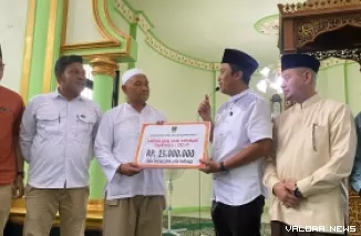 Wakil Gubernur Sumbar, Vasko Ruseimy menyerahkan bantuan hibah bagi pengurus Masjid Nurul Iman, Kelurahan Bukik Apik Puhun, Kecamatan Guguk Panjang, Bukittinggi, Ahad. (humas)