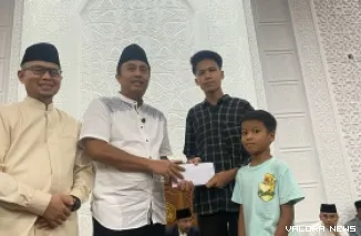 Wagub Sumbar, Vasko Ruseimy serahkan bantuan untuk warga pada agenda Safari Ramadhan di Bukittinggi, Ahad. (humas)